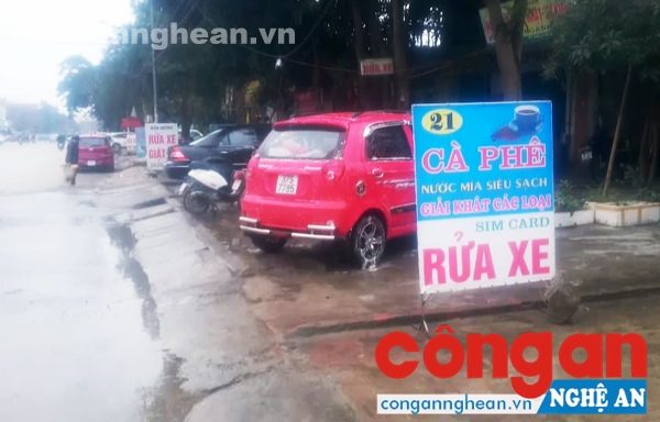 Rửa xe ôtô trên vỉa hè gây mất ATGT và mất mỹ quan đô thị