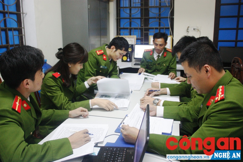 CBCS Phòng Kỹ thuật Hình sự nghiên cứu tài liệu thu thập được sau khi khám nghiệm hiện trường 1 vụ trọng án