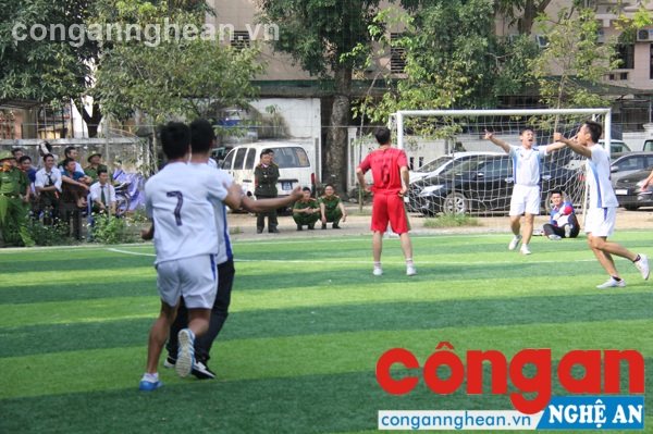 Pha mở tỷ số cho đội Phòng Cảnh sát Cơ động 