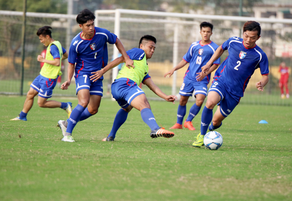 Các cầu thủ Đài Loan luyện tập tại Hà Nội chuẩn bị cho trận đấu vào tối 22/3. Ảnh: VFF