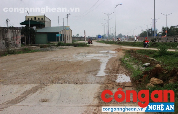 Đoạn đường còn 70 m nằm trong dự án chưa được thi công do “vướng” 2 hộ dân