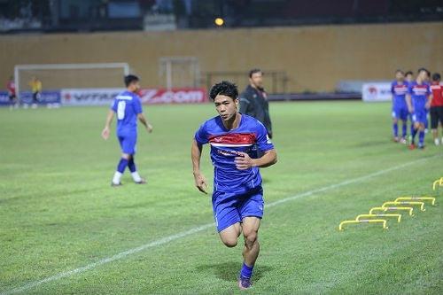 Công Phượng tập luyện chờ trận đấu tối nay