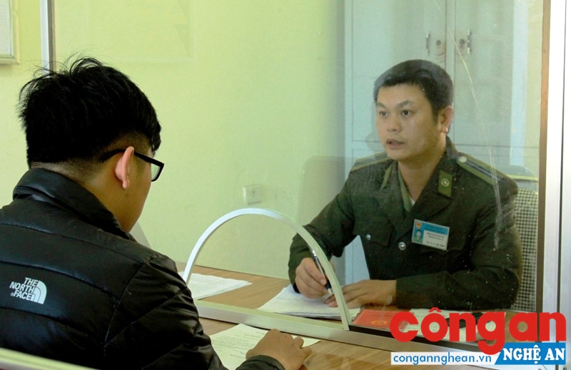 Công an thị trấn Tân Kỳ giải quyết thủ tục cho công dân tại phòng hành chính