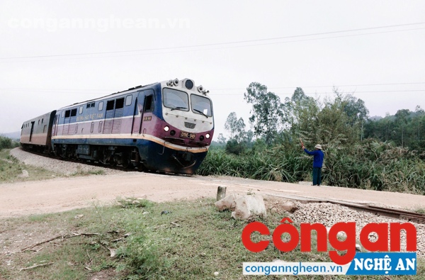  Cựu chiến binh - thương binh Nguyễn Huy Chi vẫn ngày ngày cần mẫn làm nhiệm vụ gác tàu