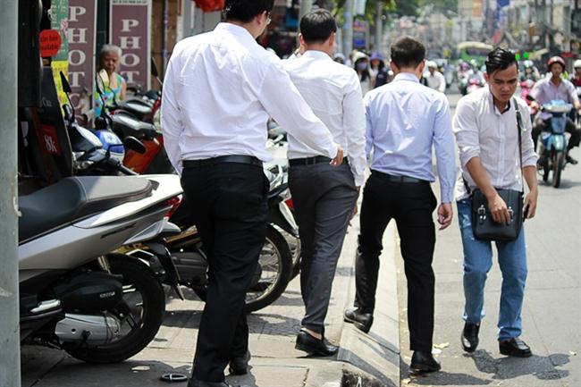 Lề đường bị lấn chiếm nên người đi bộ phải đi xuống lòng đường.