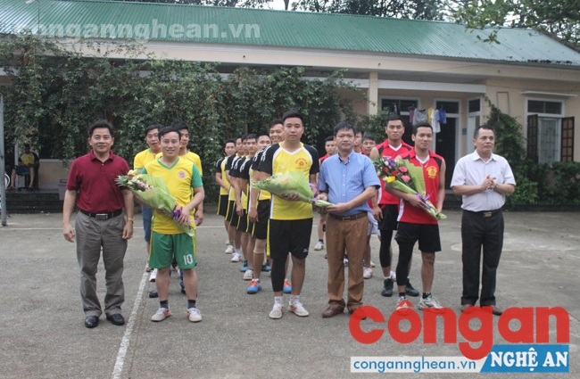 Lãnh đạo các đơn vị tặng hoa cho cầu thủ