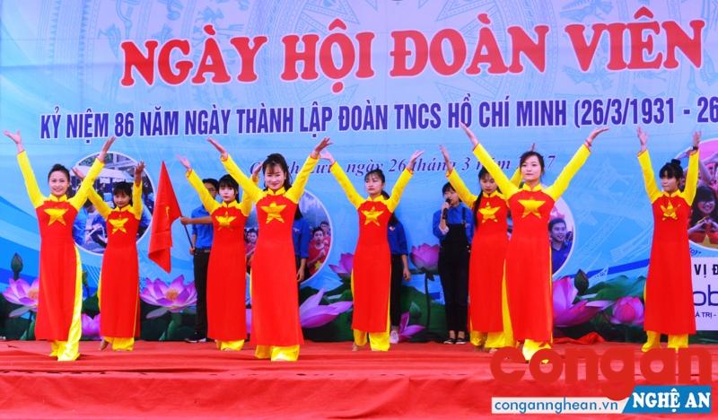 Mở màn là chương trình văn nghệ sôi động