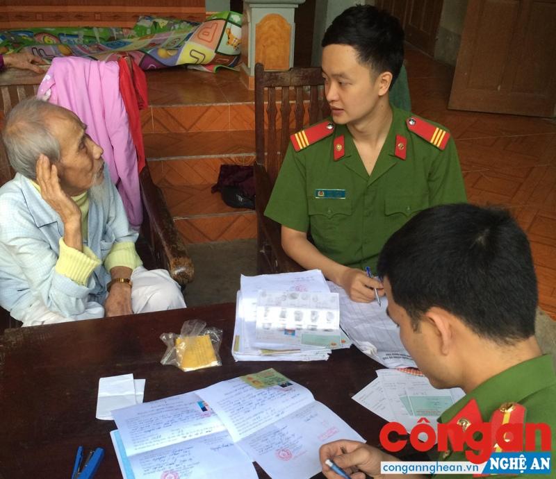 Công an huyện Tân Kỳ đến tận nhà làm CMND cho người cao tuổi