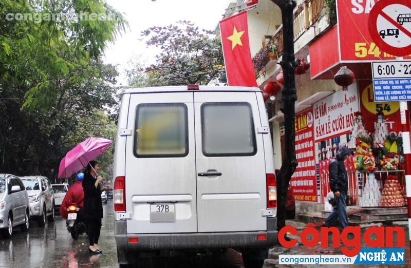 Xe 16 chỗ dừng, đỗ đón trả khách trong khu vực nội thành