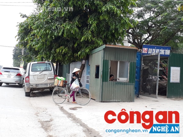 Trên địa bàn phường Hưng Phúc, dự án xây dựng Tòa nhà dịch vụ thương mại nhà ở - căn hộ cao cấp tại 126 đường Nguyễn Sỹ Sách do tập đoàn Bảo Sơn thi công, đơn vị này đã lập nên một cái bốt kiểm tra ngay trên vỉa hè.