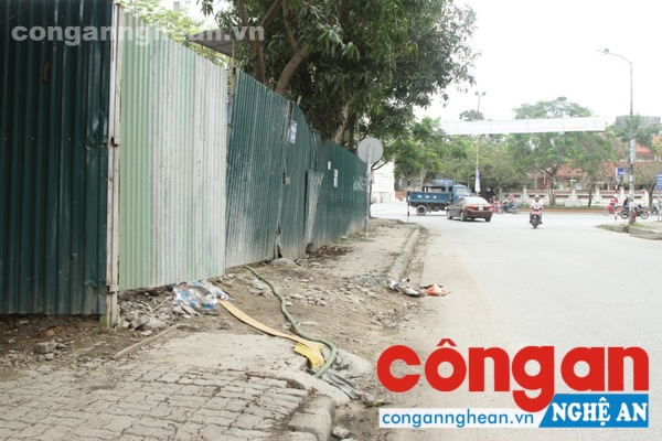 Vỉa hè đường đào tấn bị nhà thầu dùng tôn che chắn, phần còn lại hư hỏng nặng.