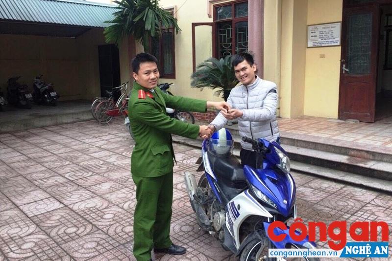 Công an phường Hưng Dũng trao trả tài sản cho người dân bị mất trộm