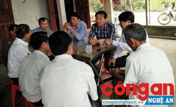 Đoàn công tác Sở Y tế trực tiếp giám sát phòng, chống bệnh dại trên vật nuôi tại xã Thanh Mai