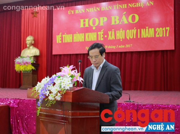 Lãnh đạo Sở KH&ĐT trình bày báo cáo về KTXH tỉnh trong quý 1-2017