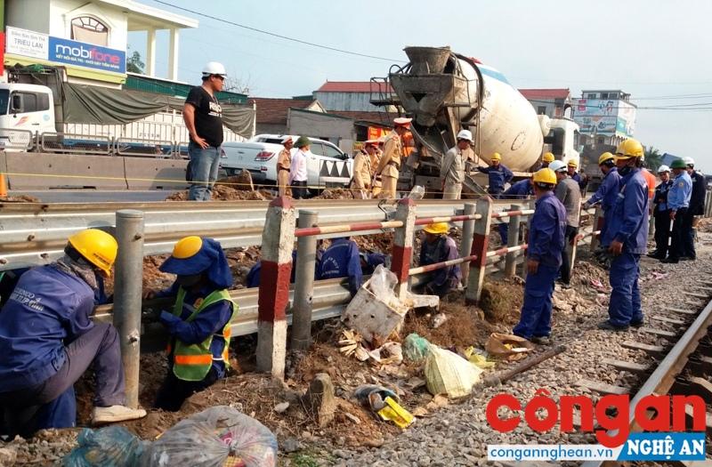 Các lực lượng chức năng tiến hành giải toả, đóng đường ngang giao nhau giữa Quốc lộ với đường sắt  tại ngã 3 Yên Lý