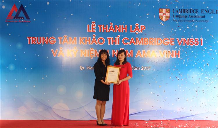 Đại diện Cambridge trao chứng nhận Trung tâm Khảo thí VN551 