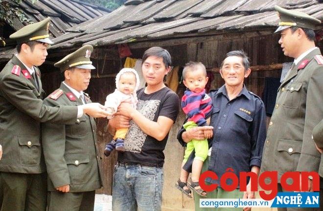Công an huyện Kỳ Sơn phát động quần chúng tham gia phong trào toàn dân bảo vệ ANTQ