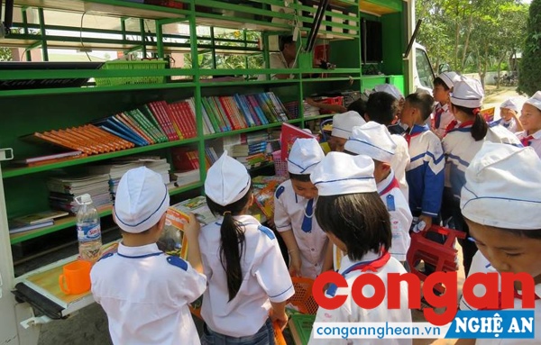 Xe thư viện lưu động với hơn 3.000 đầu sách và máy tính, vô tuyến, tài liệu điện tử góp phần đưa sách đến gần hơn với học sinh và đồng bào vùng cao