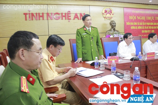 Đồng chí Đại tá Nguyễn Mạnh Hùng- Phó Giám đốc Công an tỉnh phát biểu về kế hoạch triển khai, các giải pháp và công tác huy động  lực lượng Công an tham gia giải tỏa hàn lang ATGT