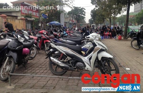 Vỉa hè đường Mai Hắc Đế trước cổng Bệnh viện Nội tiết được rào sắt kiên cố, chiếm dụng làm bãi đỗ xe (Ảnh chụp ngày 30/3) - Ảnh: Xuân Thống