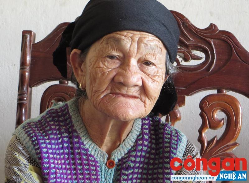  Bà Phạm Thị Vần, vợ liệt sỹ Hồ Sỹ Xanh