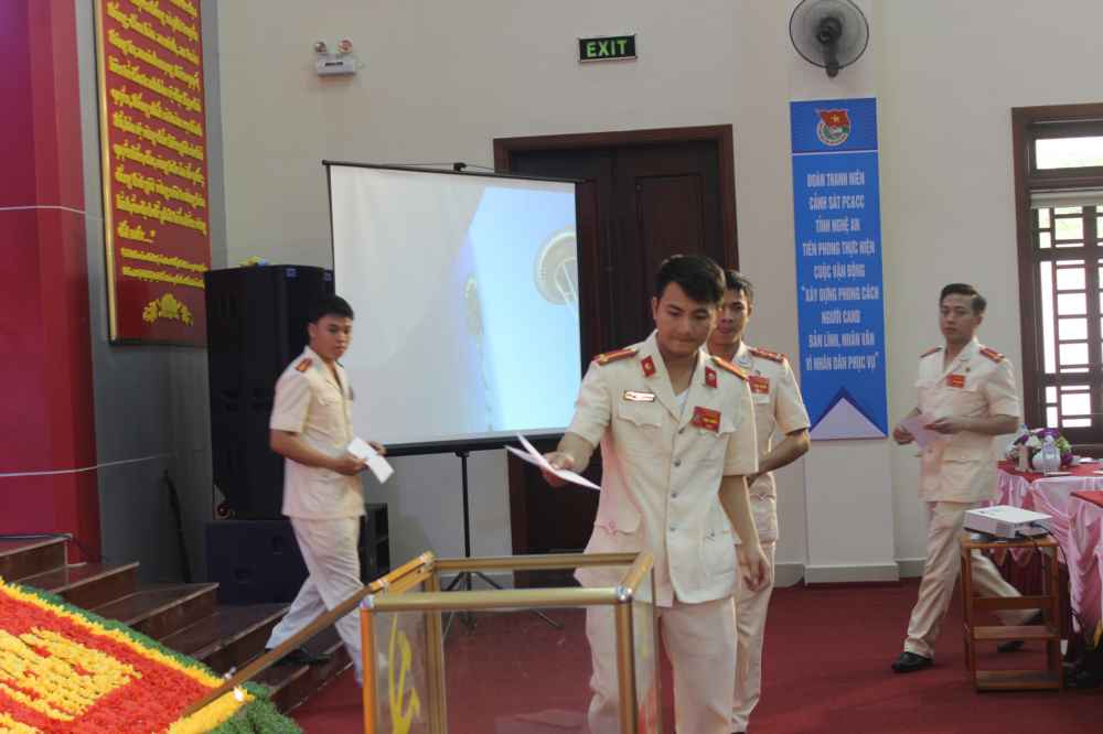 Các đại biểu bỏ phiếu bầu ban chấp hành mới