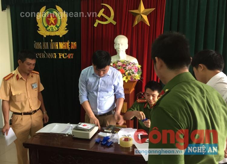 Lực lượng chức năng kiểm tra tang vật trong vụ án