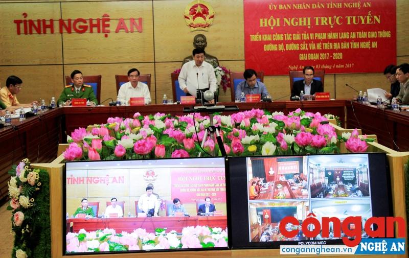Đồng chí Nguyễn Xuân Đường, Chủ tịch UBND tỉnh, Trưởng ban ATGT tỉnh chủ trì Hội nghị triển khai