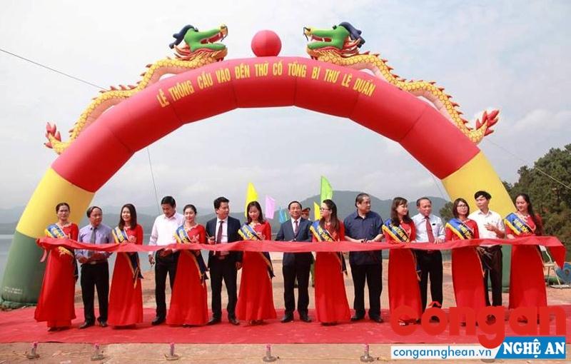 Lễ cắt băng thông cầu vào đền thờ TBT Lê Duẩn