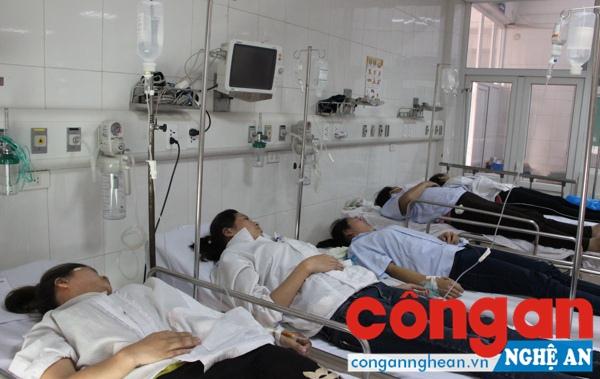 Những công nhân nặng hơn tiếp tục ở lại Bệnh viện để được theo dõi và điều trị