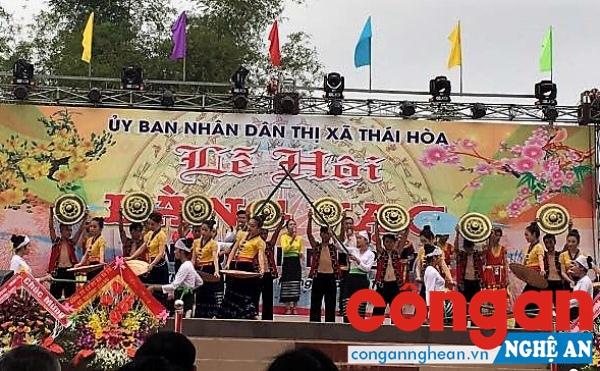 Tiết mục văn nghệ tham gia tại lễ hội Làng Vạc 2017