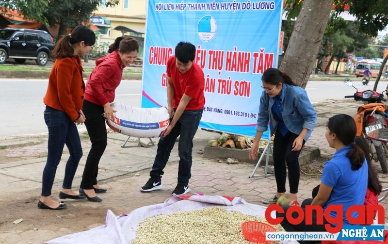 Sau gần 1 tuần kêu gọi, Huyện đoàn Đô Lương đã giúp bà con tiêu thụ 4 tấn hành tăm