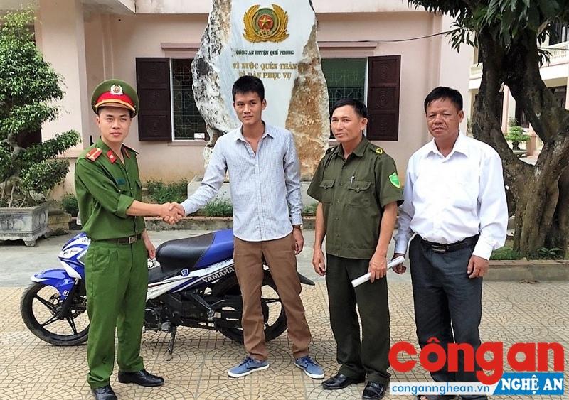 Công an huyện Quế Phong và Ban Công an xã Châu Thôn trao trả tài sản cho anh Nguyễn Bá Sáng