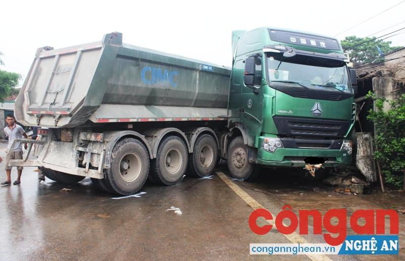 Hiện trường vụ tai nạn xảy ra trên Quốc lộ 48