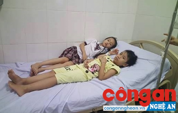 Các học sinh đang được điều trị , theo dõi tại khoa cấp cứu chống độc