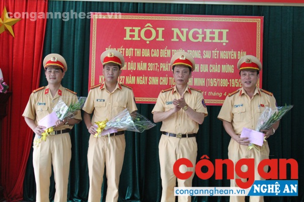 Lãnh đạo Phòng CSGT đường bộ, đường sắt trao thưởng cho các cá nhân đạt thành tích.
