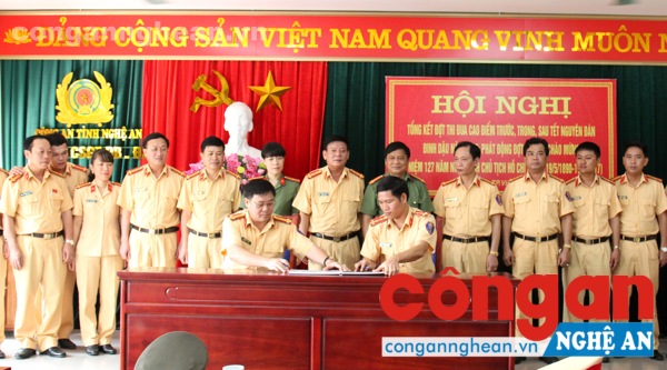 Các đội nghiệp vụ ký kết giao ước thi đua “xây dựng phong cách người cán bộ CSGT trên quê hương Bác Hồ”