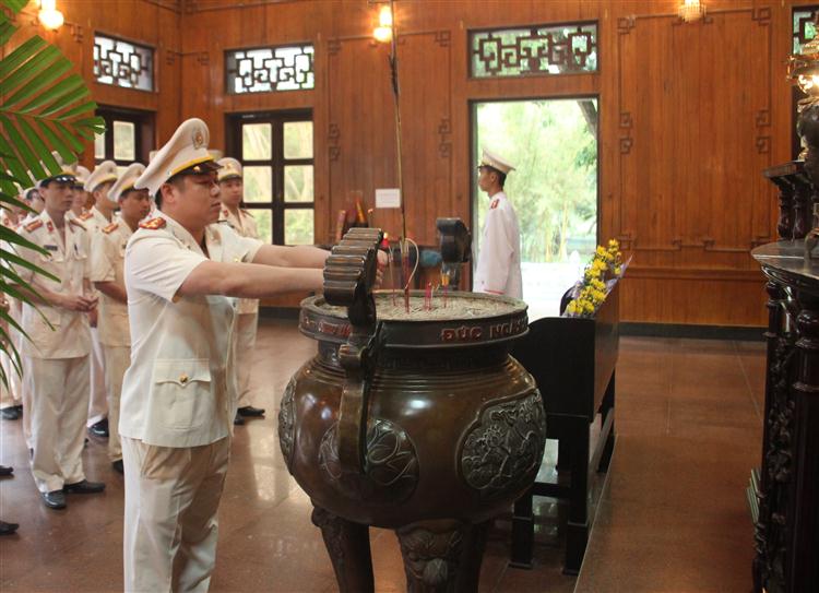 Đoàn TN Công an Tỉnh Dâng hoa, dâng hương tại tại Khu di tích Kim Liên