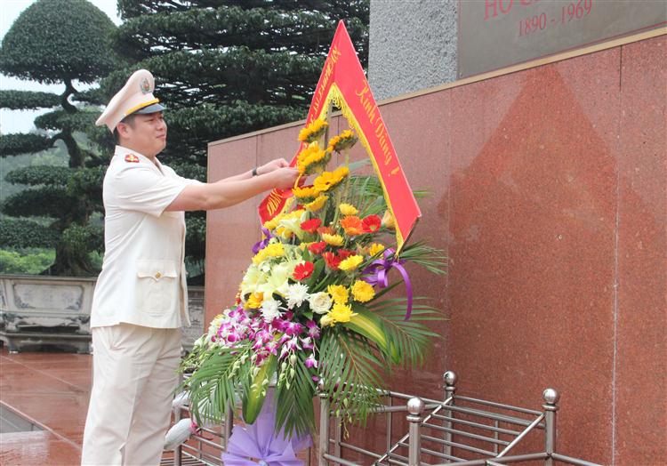 Dang hoa tại Quảng trường Hồ Chí Minh