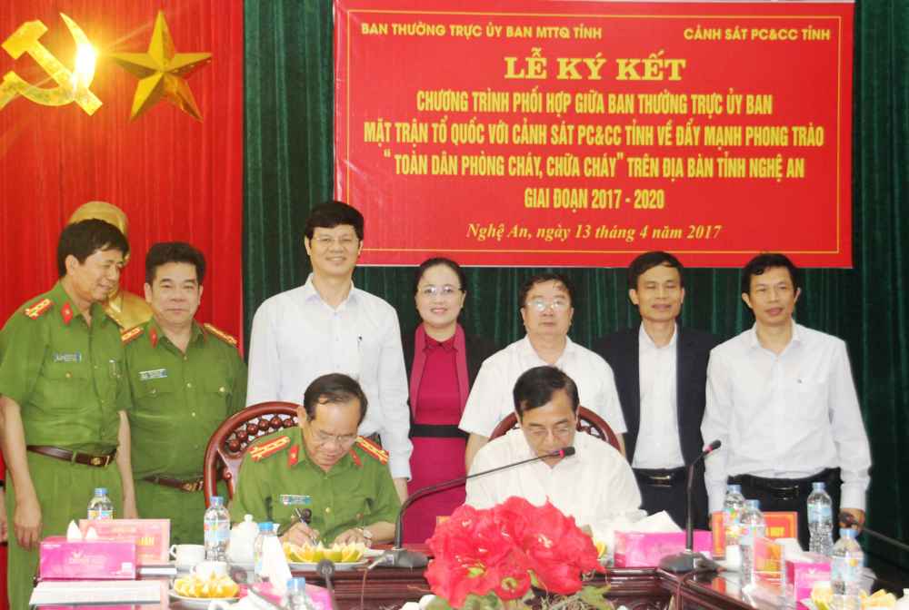 Đại diện 2 ngành kí kết quy chế