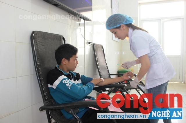 Các bạn trẻ tham gia hiếu máu tại Trung tâm Huyết học             và truyền máu tỉnh Nghệ An