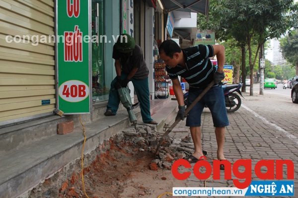Người dân trên đoạn đường Đinh Công Tráng, phường Lê Mao đã phá bỏ bậc tam cấp nhường phần đi cho nhười đi bộ
