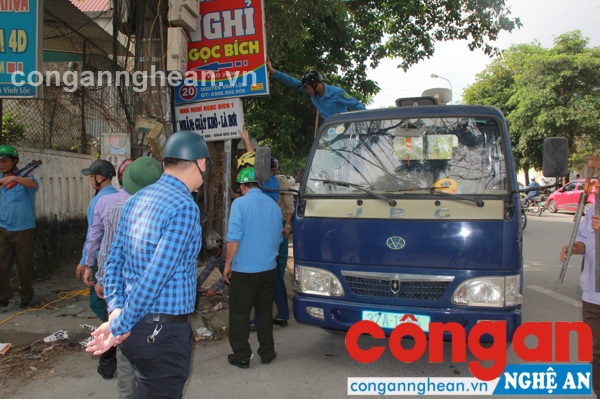 Lực lượng chức năng tiến hành tháo dỡ các biển quảng cáo sai quy định