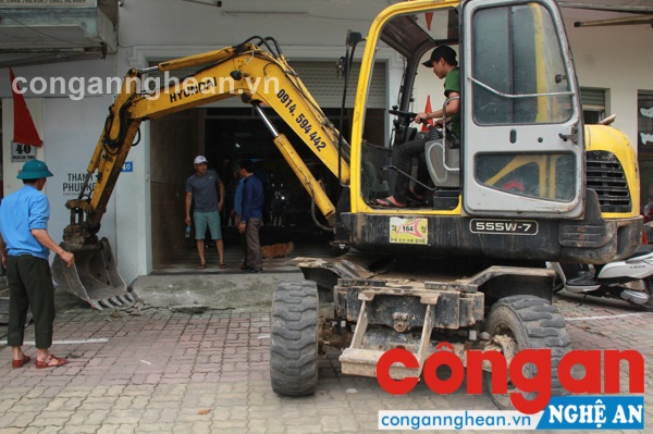 Dùng máy múc xử lý các bậc tam cốc chắc chắn