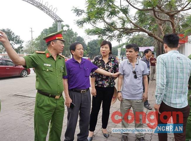 Lãnh đạo UBND TP Vinh trực tiếp “thị sát” chỉ đạo việc lập lại trật tự vỉa hè sáng 15/4