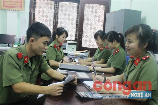 Cán bộ Phòng Tài chính hướng dẫn, trao đổi kinh nghiệm nghiệp vụ chuyên môn cho sinh viên thực tập  