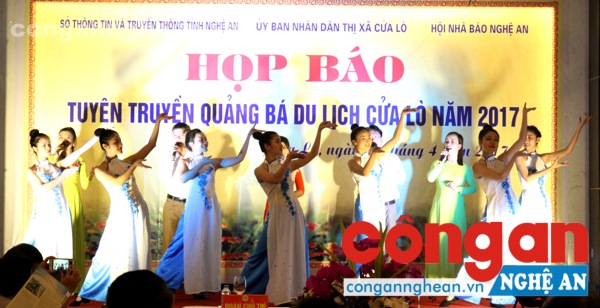 Văn nghệ chào mừng tại buổi họp báo quảng bá du lịch Cửa Lò năm 2017.