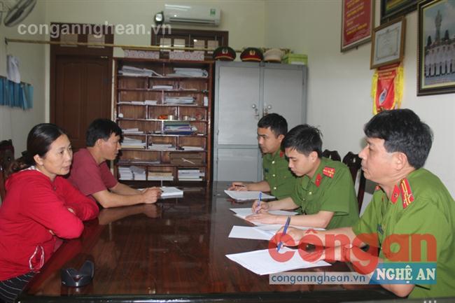 Lực lượng Cảnh sát Môi trường làm việc với chủ hàng                             tại cơ quan điều tra 
