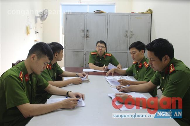 CBCS Phòng CSHS họp bàn trước giờ phá án
