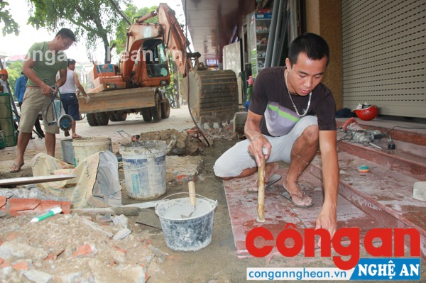 Việc giải tỏa vỉa hè là điều kiện thuận lợi để người làm công ốp gạch, thợ hồ kiếm bội tiền